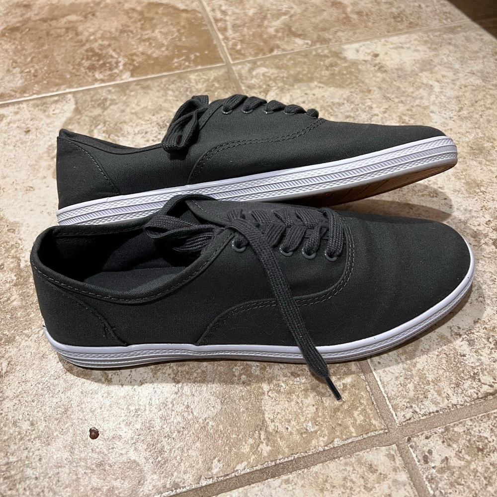 Gray universal thread women’s sneakers